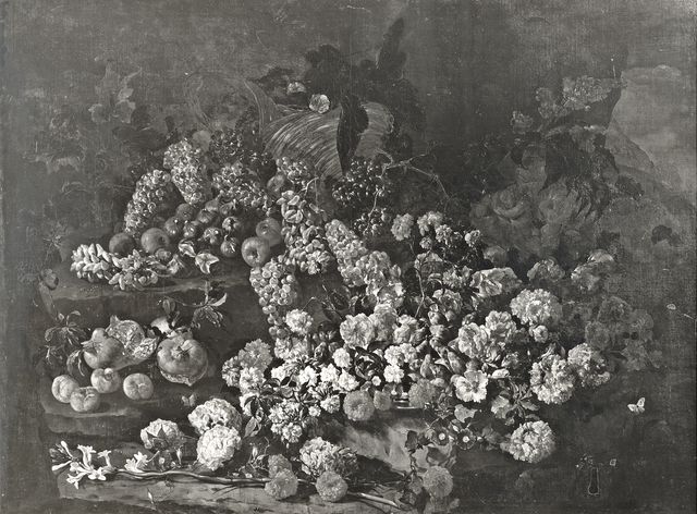Anonimo — Porpora Paolo - sec. XVII - Natura morta con fiori, frutta e bassorilievo — insieme